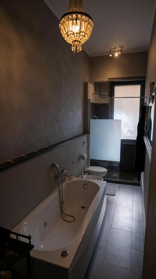Beautiful Floral Apartment On Navigli Milan Bagian luar foto