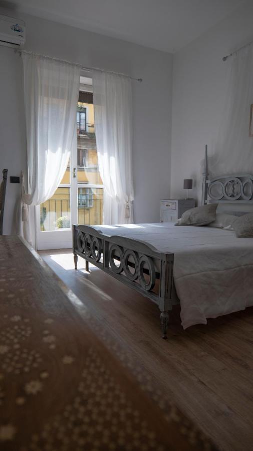 Beautiful Floral Apartment On Navigli Milan Bagian luar foto