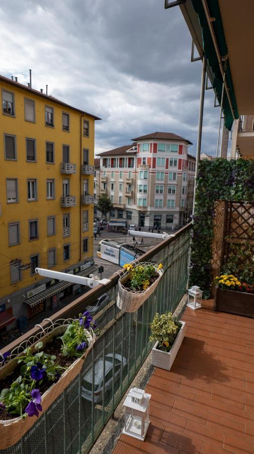 Beautiful Floral Apartment On Navigli Milan Bagian luar foto