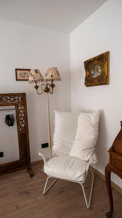 Beautiful Floral Apartment On Navigli Milan Bagian luar foto
