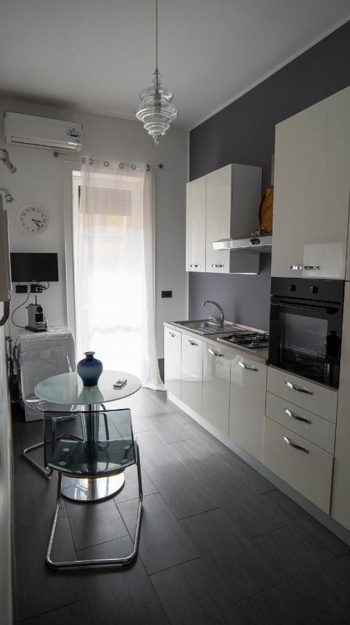 Beautiful Floral Apartment On Navigli Milan Bagian luar foto